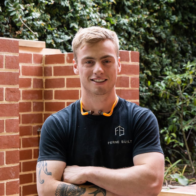 Kasper, Ferne Built